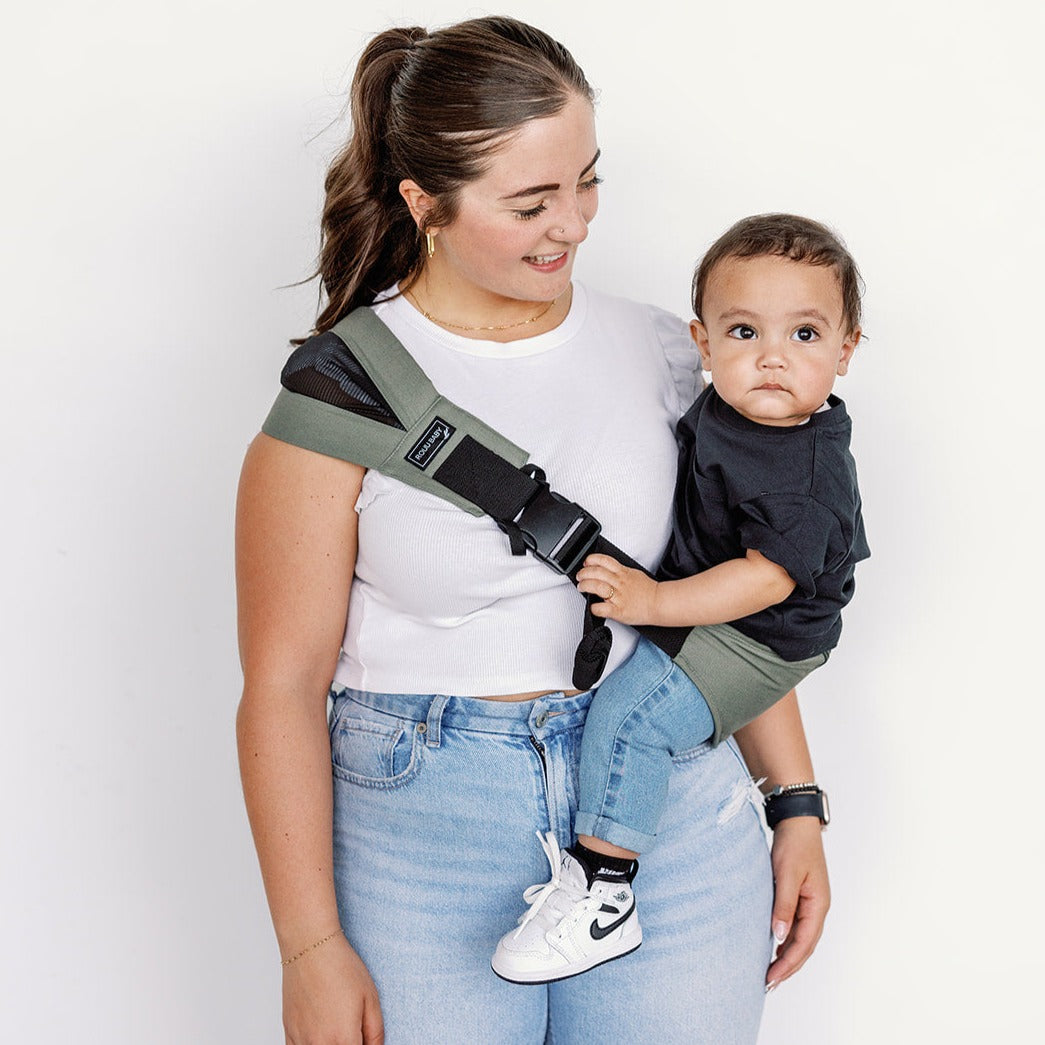 Parent and child outdoors with the Olive Rouu Baby II hip carrier