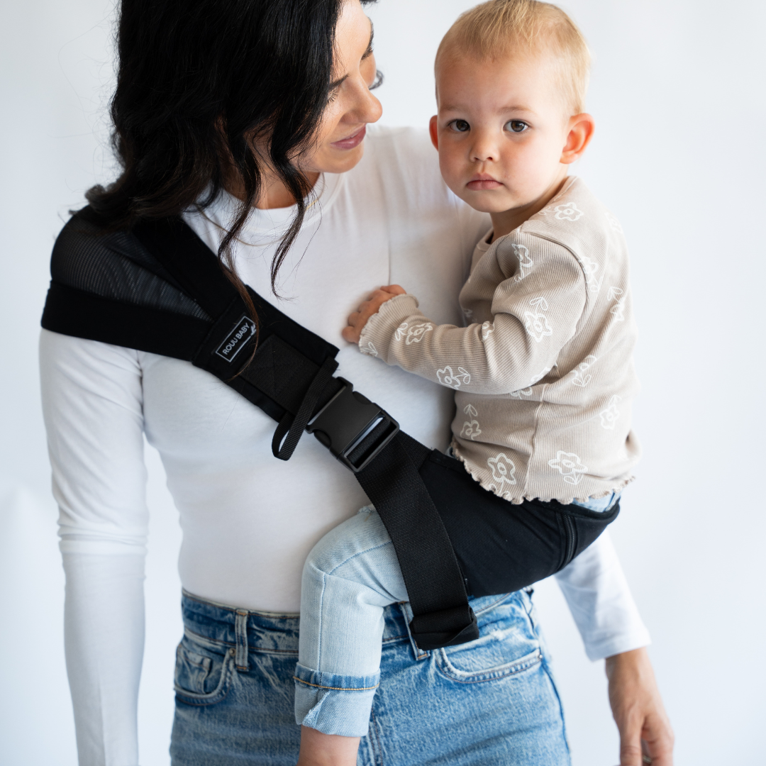Rouu Baby II Jet Black Extendable hip carrier with back strap, front view