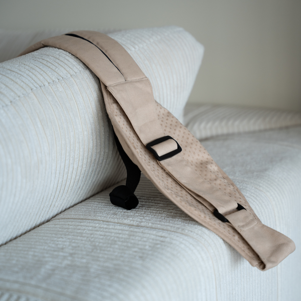 Rouu Baby II Sand Beige Extendable hip carrier with back strap, front view